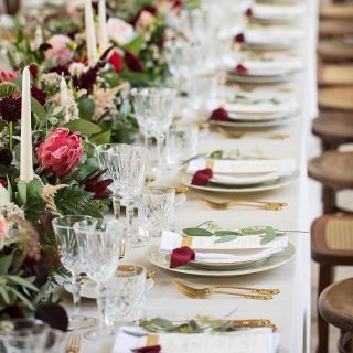 Elegantní & nadčasové 💍 takové byly tiskoviny pro tuto letní svatbu. Součástí byl také nádherný vějíř, který všem dámám...