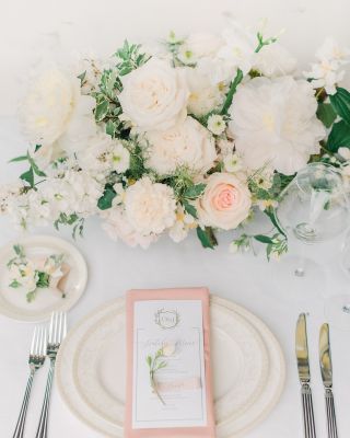 ✨ Představujeme Vám elegantní kombinaci zlaté ražby a vytlačeného loga technikou emboss. Písmo je naopak lehce vtlačeno...